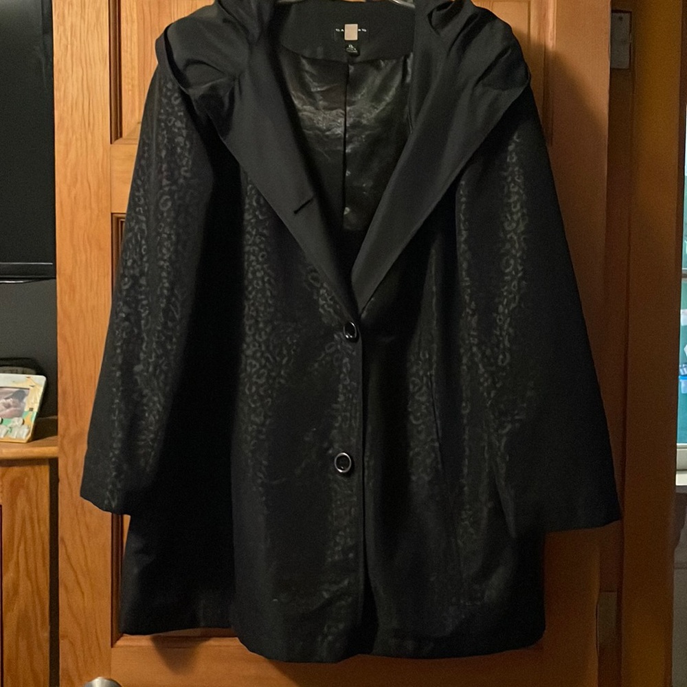 Hooded single, breasted rain jacket.